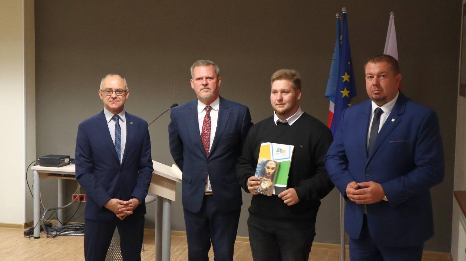 Zdjęcie w galerii na portalu naszraciborz.pl: Starosta wręczył nagrody uczestnikom olimpiad i konkursów wiadomości z regionu