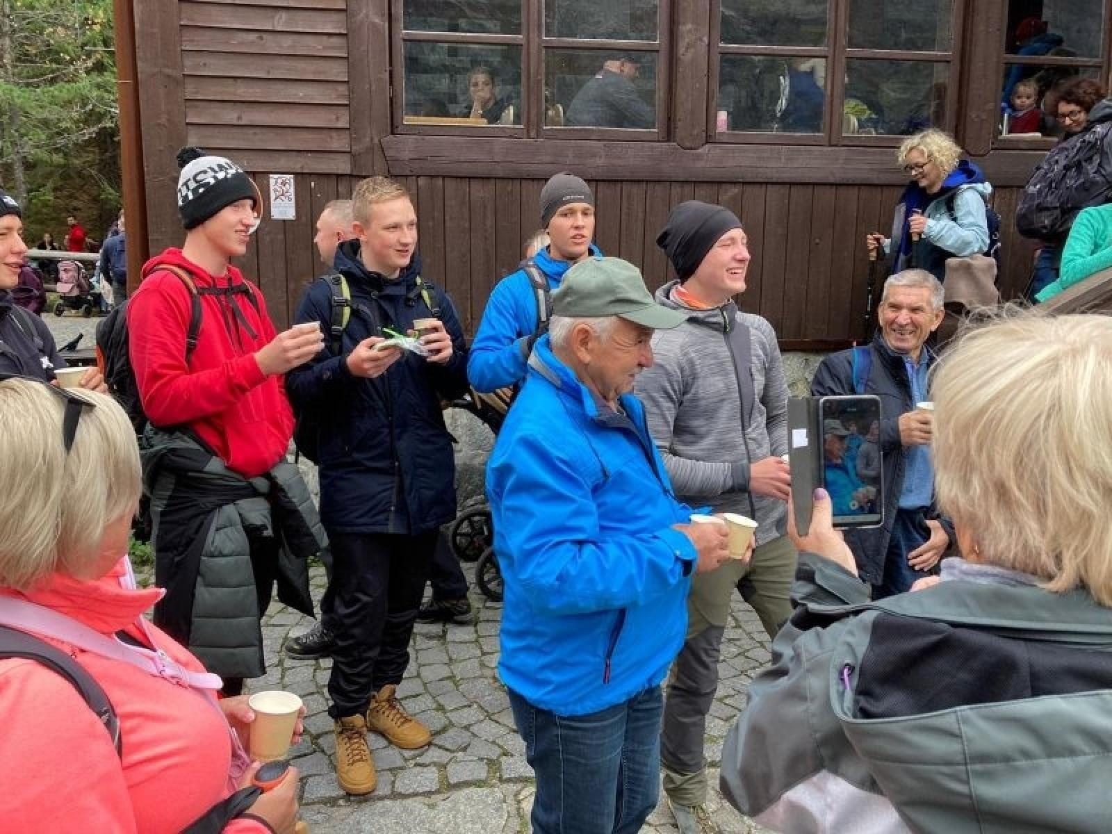 Zdjęcie w galerii na portalu naszraciborz.pl: 100 lat dla raciborzanina odśpiewane nad Morskim Okiem wiadomości z regionu