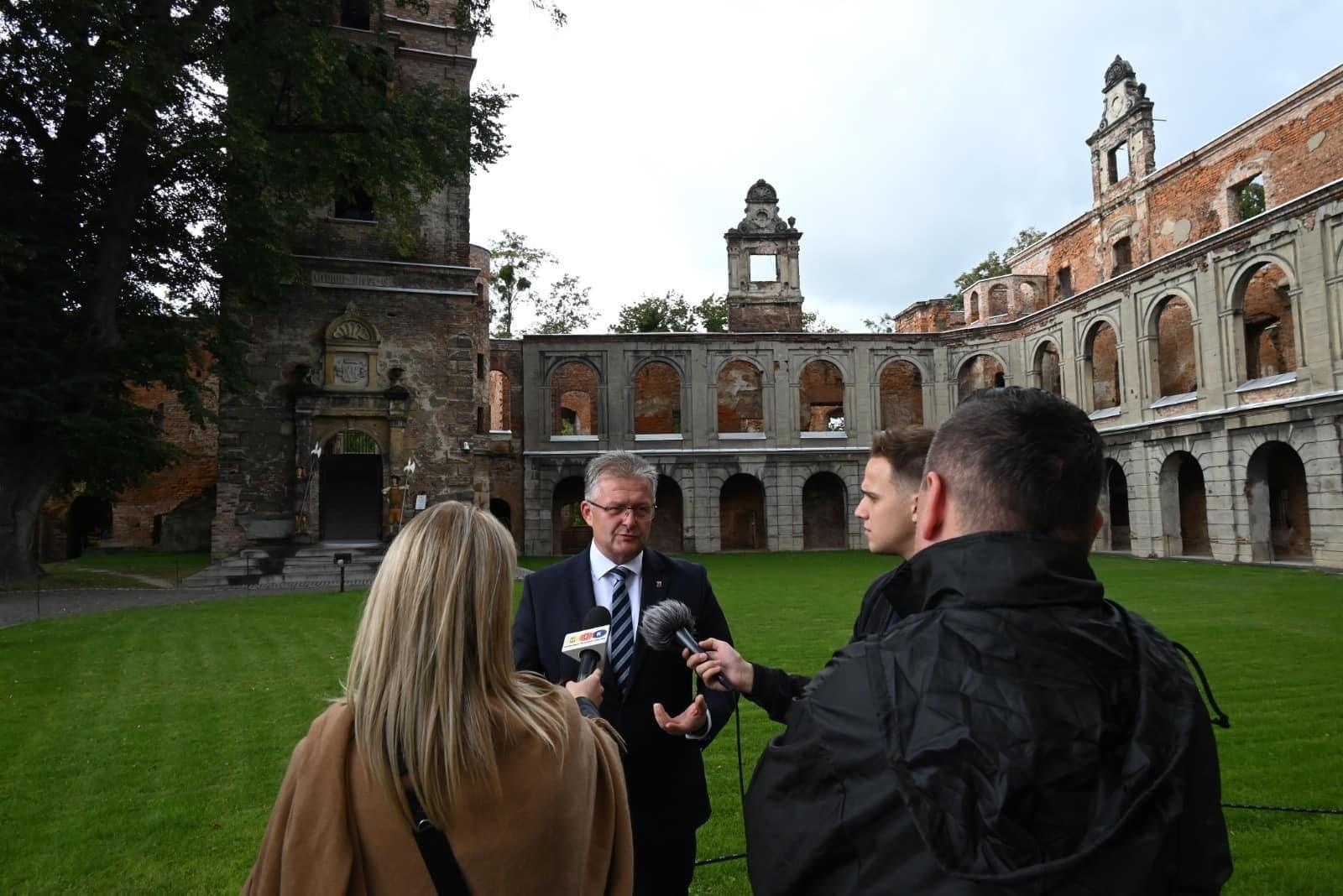 Zdjęcie w galerii na portalu naszraciborz.pl: Gmina Krzyżanowice pokazała plany zagospodarowania dworca w Chałupkach wiadomości z regionu