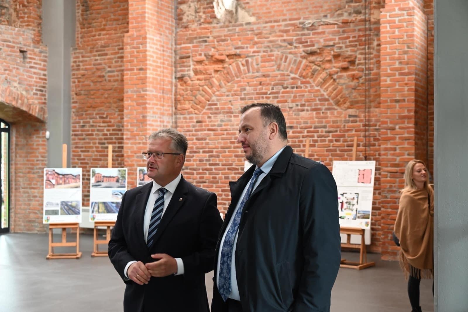 Zdjęcie w galerii na portalu naszraciborz.pl: Gmina Krzyżanowice pokazała plany zagospodarowania dworca w Chałupkach wiadomości z regionu