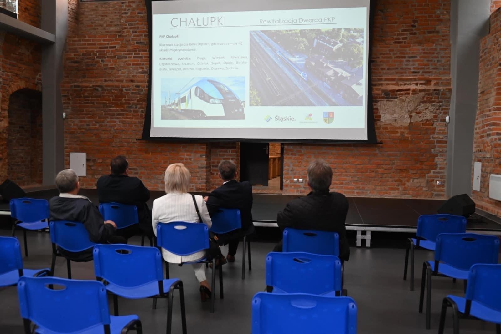 Zdjęcie w galerii na portalu naszraciborz.pl: Gmina Krzyżanowice pokazała plany zagospodarowania dworca w Chałupkach wiadomości z regionu