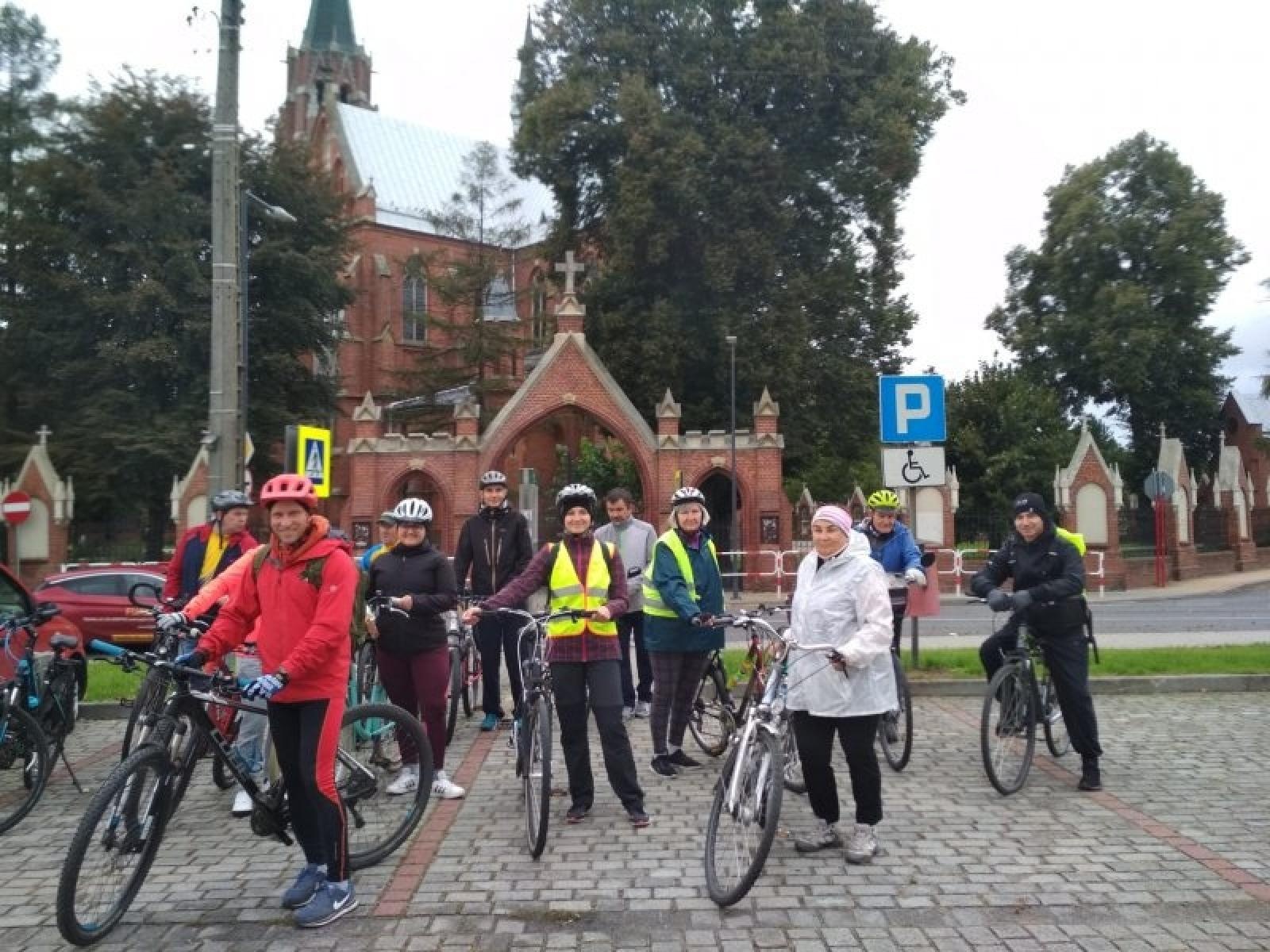 Zdjęcie w galerii na portalu naszraciborz.pl: Rowerowy objazd trasą kapliczek w ramach Europejskich Dni Dziedzictwa wiadomości z regionu