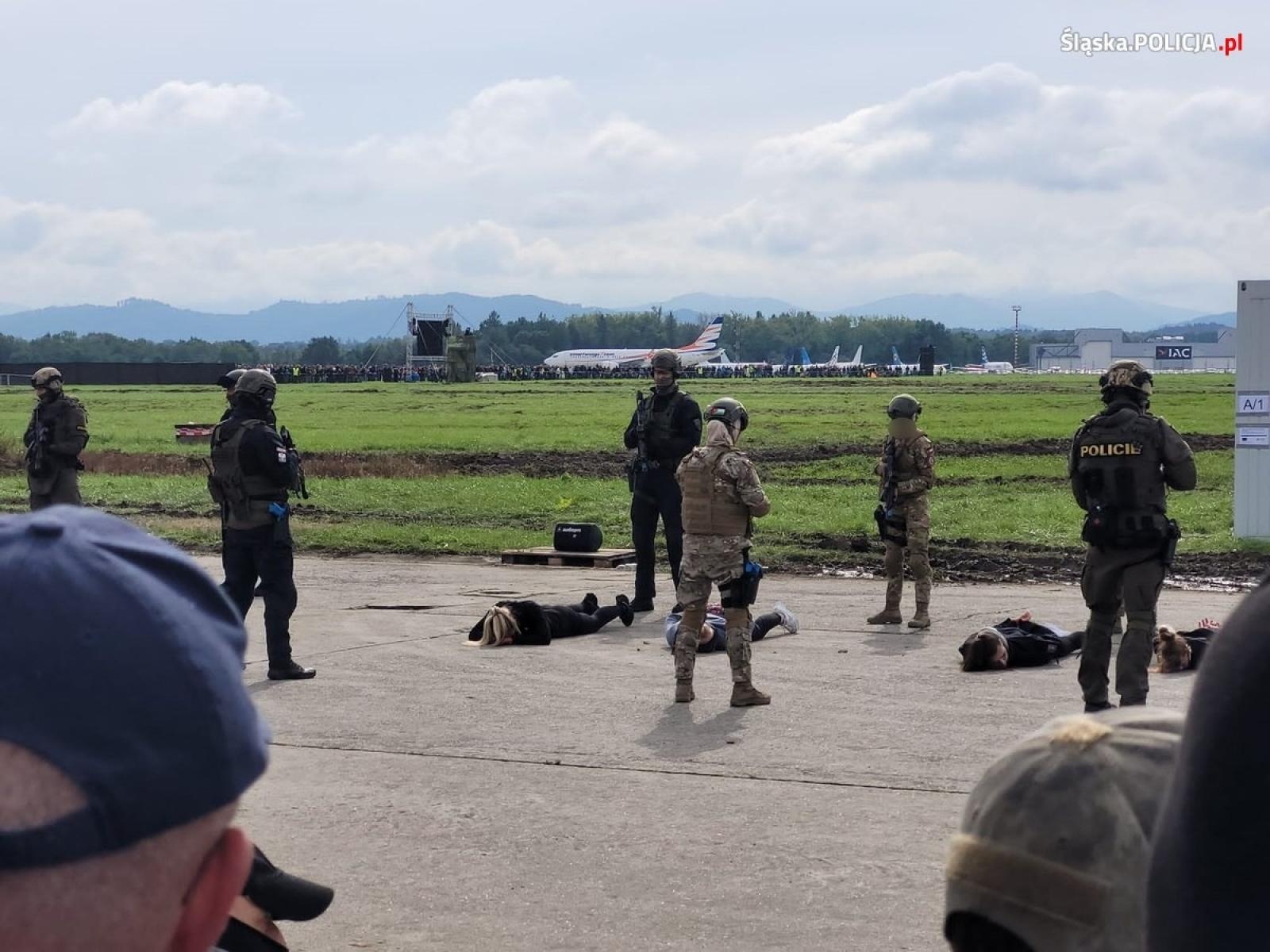 Zdjęcie w galerii na portalu naszraciborz.pl: Śląscy kontrterroryści pokazali się na Dniach NATO w Ostrawie wiadomości z regionu