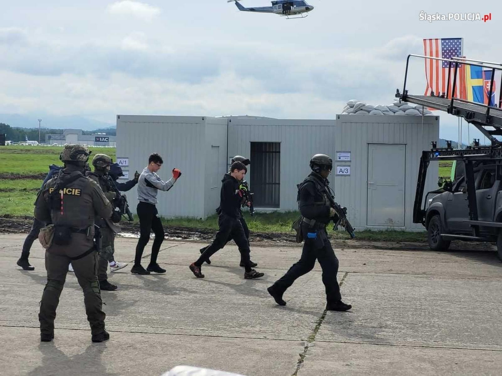 Zdjęcie w galerii na portalu naszraciborz.pl: Śląscy kontrterroryści pokazali się na Dniach NATO w Ostrawie wiadomości z regionu