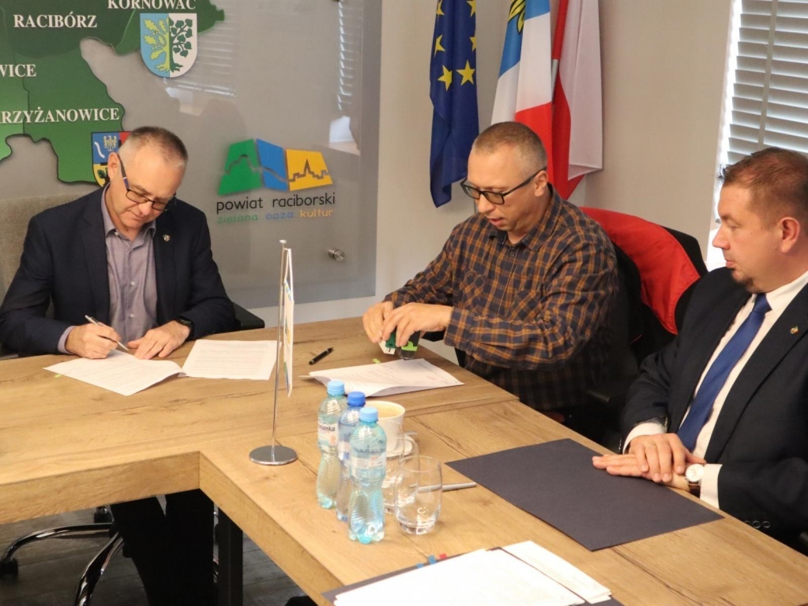 Zdjęcie w galerii na portalu naszraciborz.pl: Ruszają remonty kolejnych dróg powiatowych wiadomości z regionu