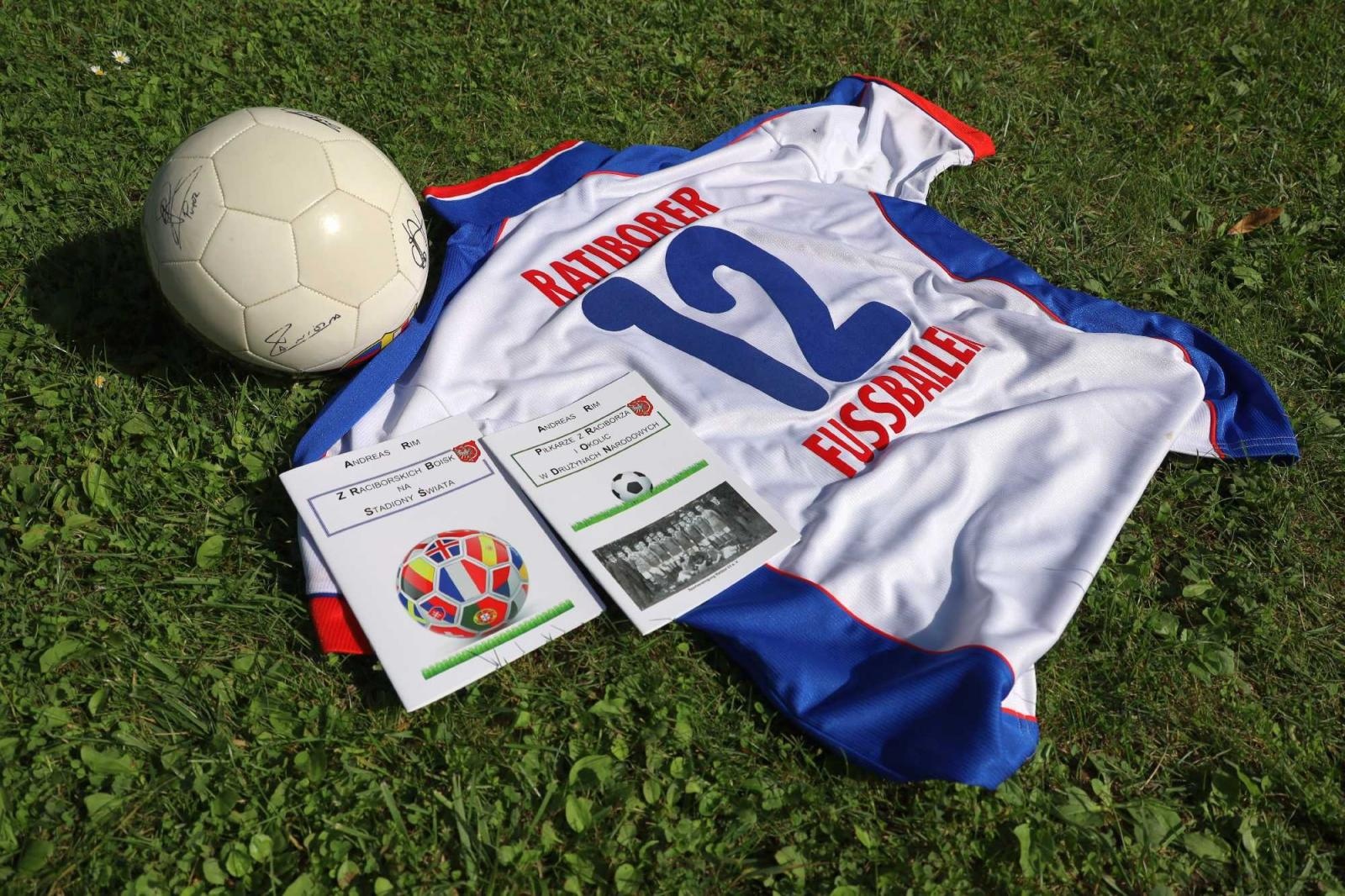 Zdjęcie w galerii na portalu naszraciborz.pl: Z raciborskich boisk na stadiony świata Andreasa Rima w bibliotece wiadomości z regionu