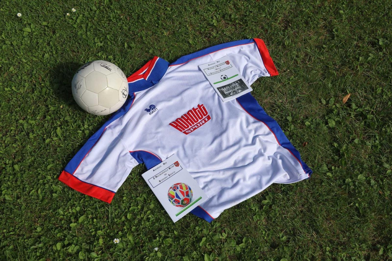 Zdjęcie w galerii na portalu naszraciborz.pl: Z raciborskich boisk na stadiony świata Andreasa Rima w bibliotece wiadomości z regionu