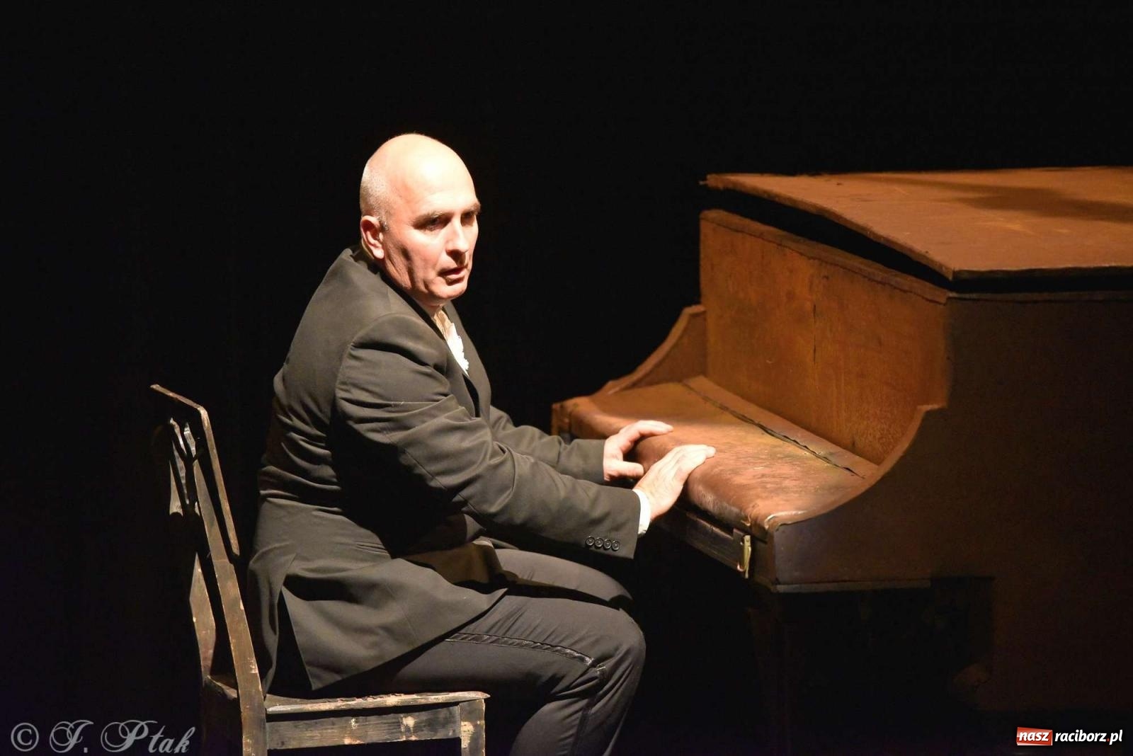 Zdjęcie w galerii na portalu naszraciborz.pl: GOULD, Bach i nadmarioneta na scenie RCK wiadomości z regionu