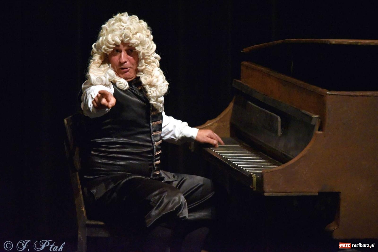 Zdjęcie w galerii na portalu naszraciborz.pl: GOULD, Bach i nadmarioneta na scenie RCK wiadomości z regionu