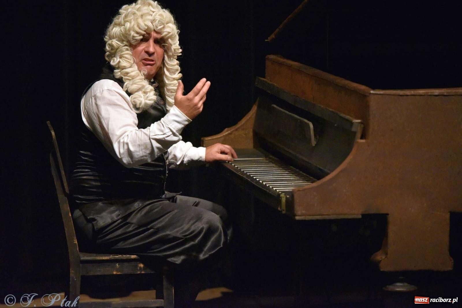 Zdjęcie w galerii na portalu naszraciborz.pl: GOULD, Bach i nadmarioneta na scenie RCK wiadomości z regionu