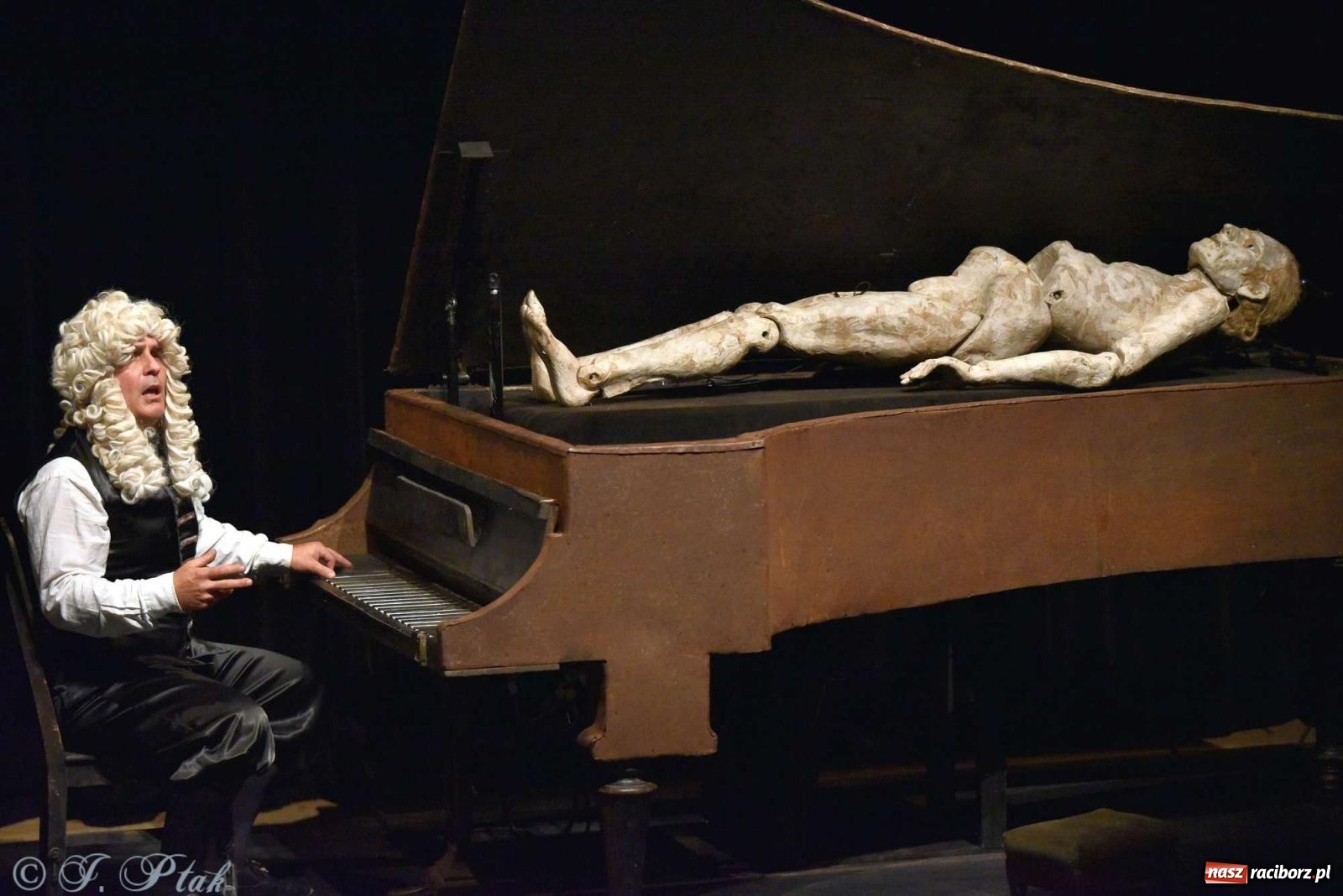 Zdjęcie w galerii na portalu naszraciborz.pl: GOULD, Bach i nadmarioneta na scenie RCK wiadomości z regionu