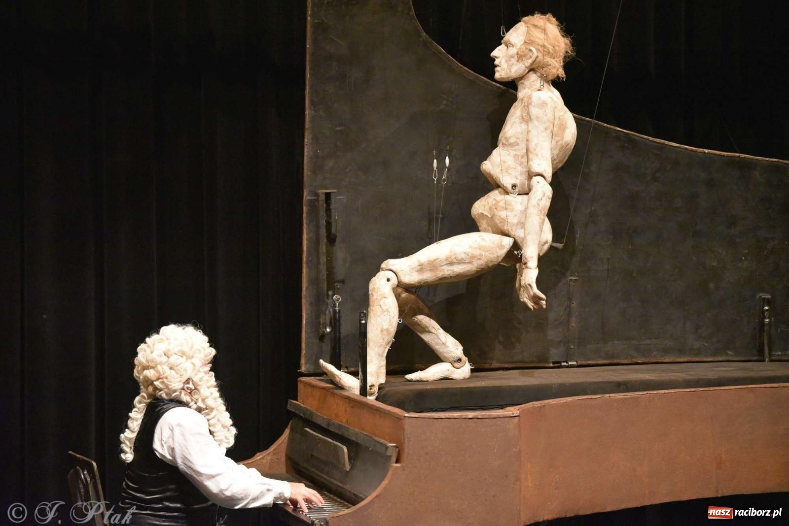 Zdjęcie w galerii na portalu naszraciborz.pl: GOULD, Bach i nadmarioneta na scenie RCK wiadomości z regionu