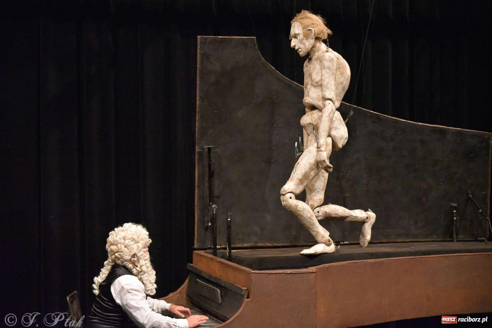 Zdjęcie w galerii na portalu naszraciborz.pl: GOULD, Bach i nadmarioneta na scenie RCK wiadomości z regionu