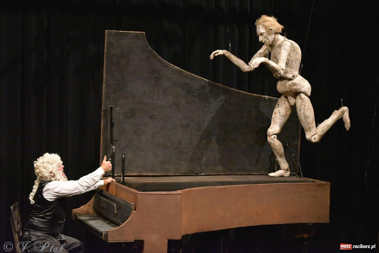 Zdjęcie w galerii na portalu naszraciborz.pl: GOULD, Bach i nadmarioneta na scenie RCK wiadomości z regionu