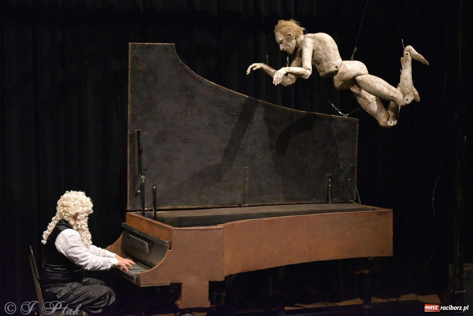 Zdjęcie w galerii na portalu naszraciborz.pl: GOULD, Bach i nadmarioneta na scenie RCK wiadomości z regionu