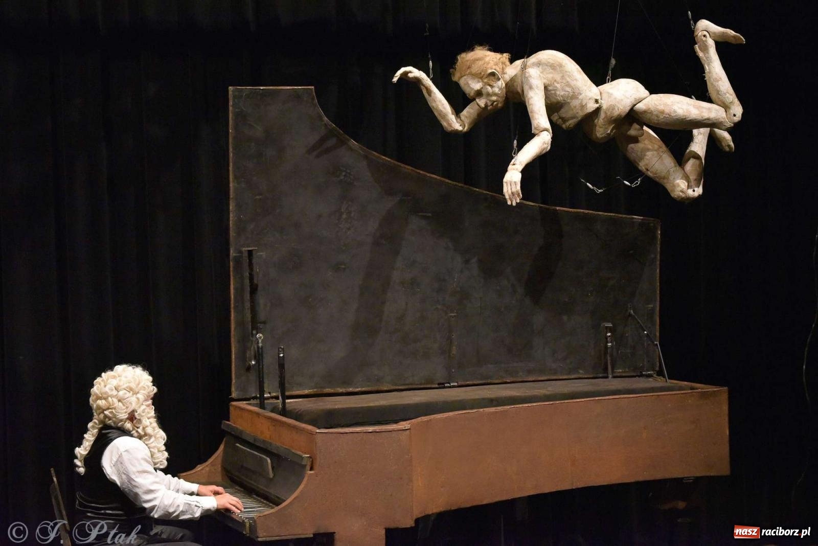 Zdjęcie w galerii na portalu naszraciborz.pl: GOULD, Bach i nadmarioneta na scenie RCK wiadomości z regionu