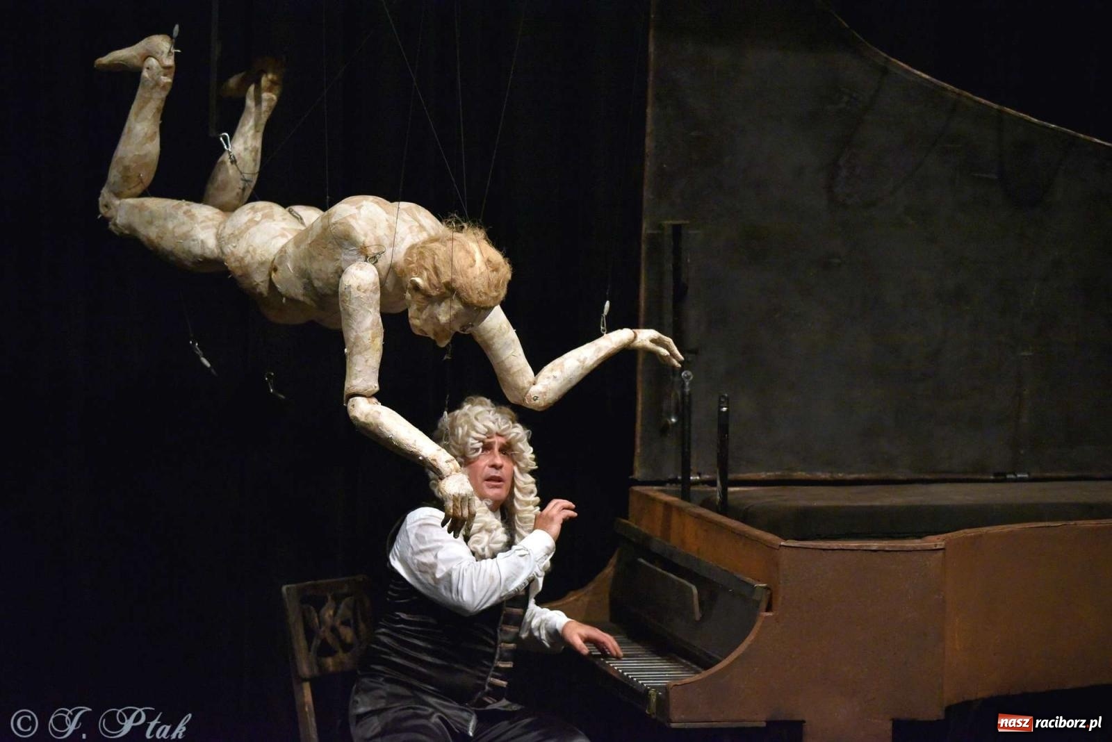 Zdjęcie w galerii na portalu naszraciborz.pl: GOULD, Bach i nadmarioneta na scenie RCK wiadomości z regionu