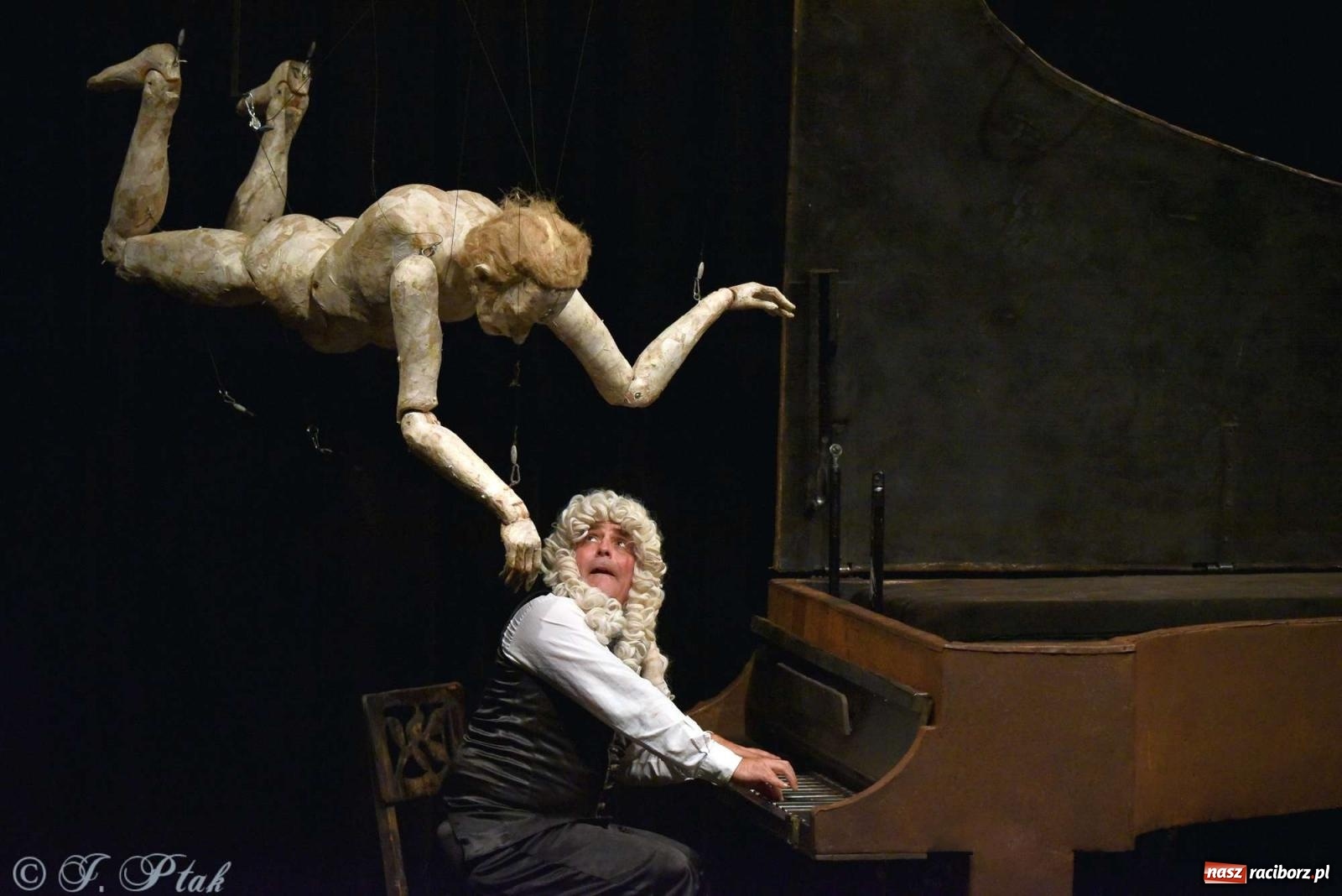 Zdjęcie w galerii na portalu naszraciborz.pl: GOULD, Bach i nadmarioneta na scenie RCK wiadomości z regionu