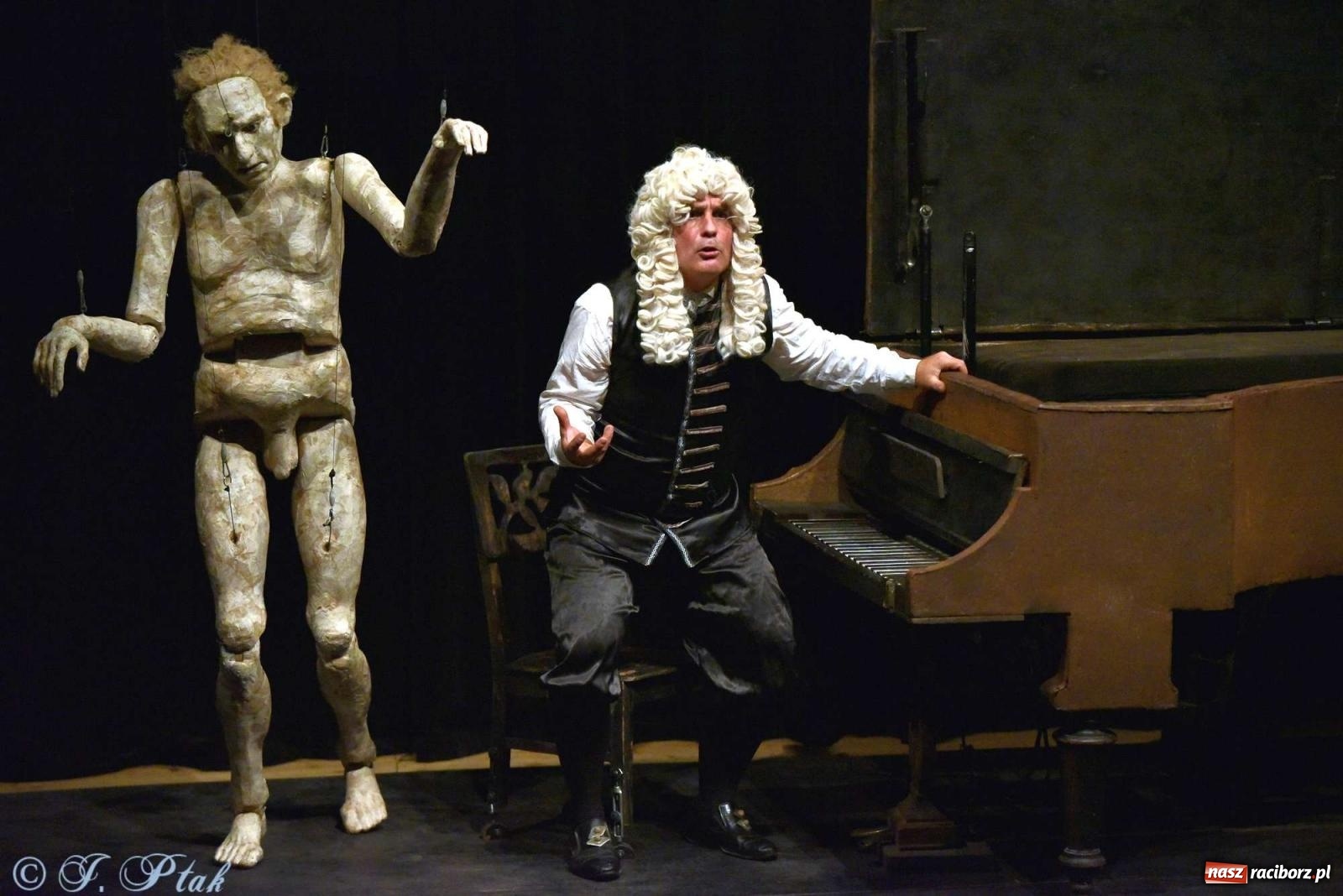 Zdjęcie w galerii na portalu naszraciborz.pl: GOULD, Bach i nadmarioneta na scenie RCK wiadomości z regionu