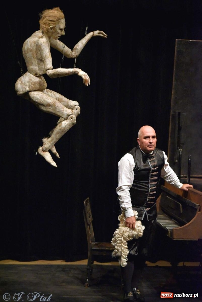 Zdjęcie w galerii na portalu naszraciborz.pl: GOULD, Bach i nadmarioneta na scenie RCK wiadomości z regionu