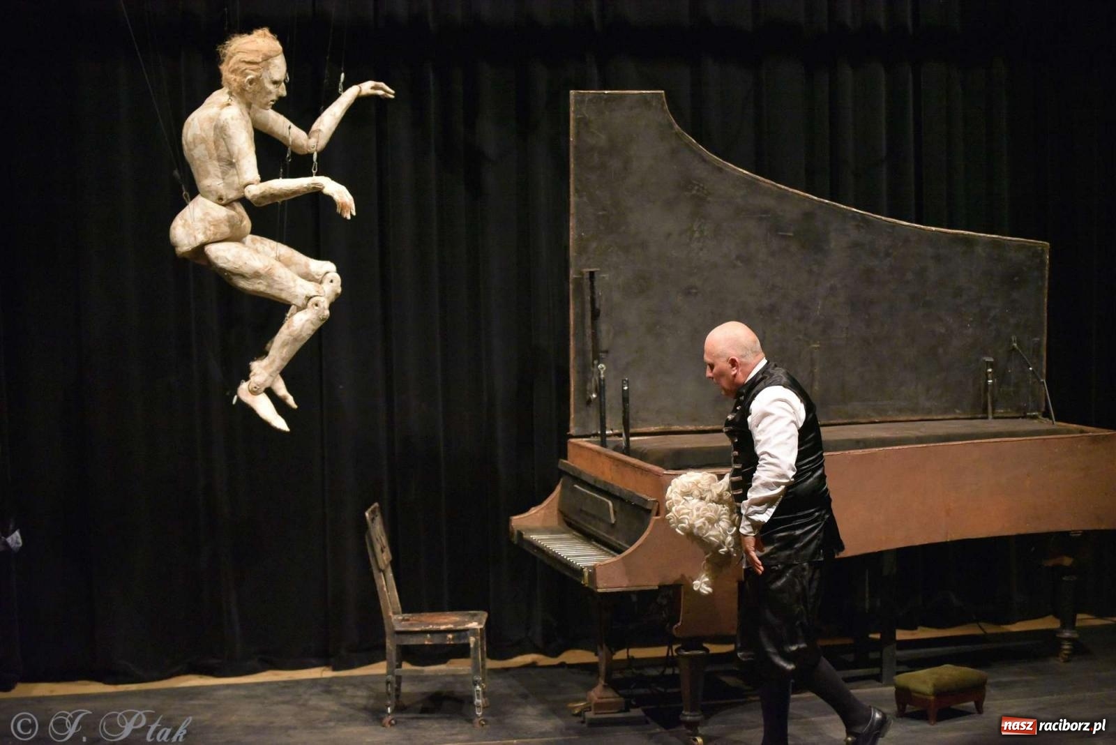 Zdjęcie w galerii na portalu naszraciborz.pl: GOULD, Bach i nadmarioneta na scenie RCK wiadomości z regionu