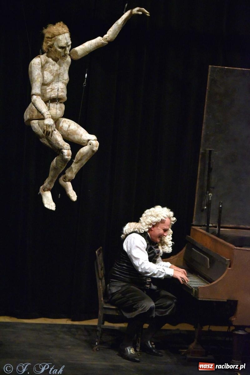 Zdjęcie w galerii na portalu naszraciborz.pl: GOULD, Bach i nadmarioneta na scenie RCK wiadomości z regionu