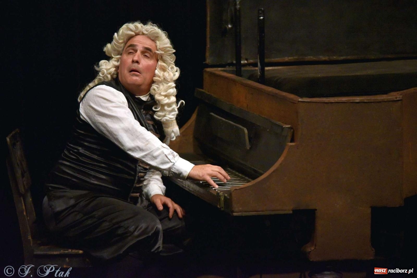 Zdjęcie w galerii na portalu naszraciborz.pl: GOULD, Bach i nadmarioneta na scenie RCK wiadomości z regionu