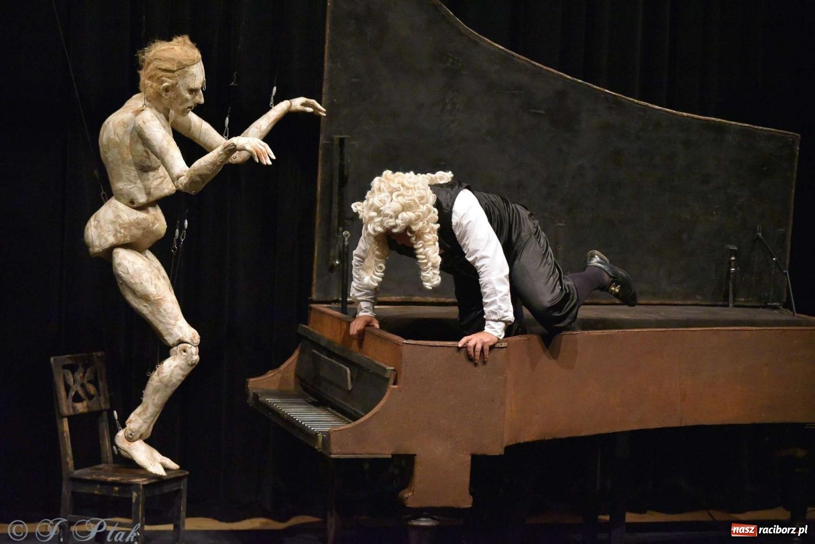 Zdjęcie w galerii na portalu naszraciborz.pl: GOULD, Bach i nadmarioneta na scenie RCK wiadomości z regionu