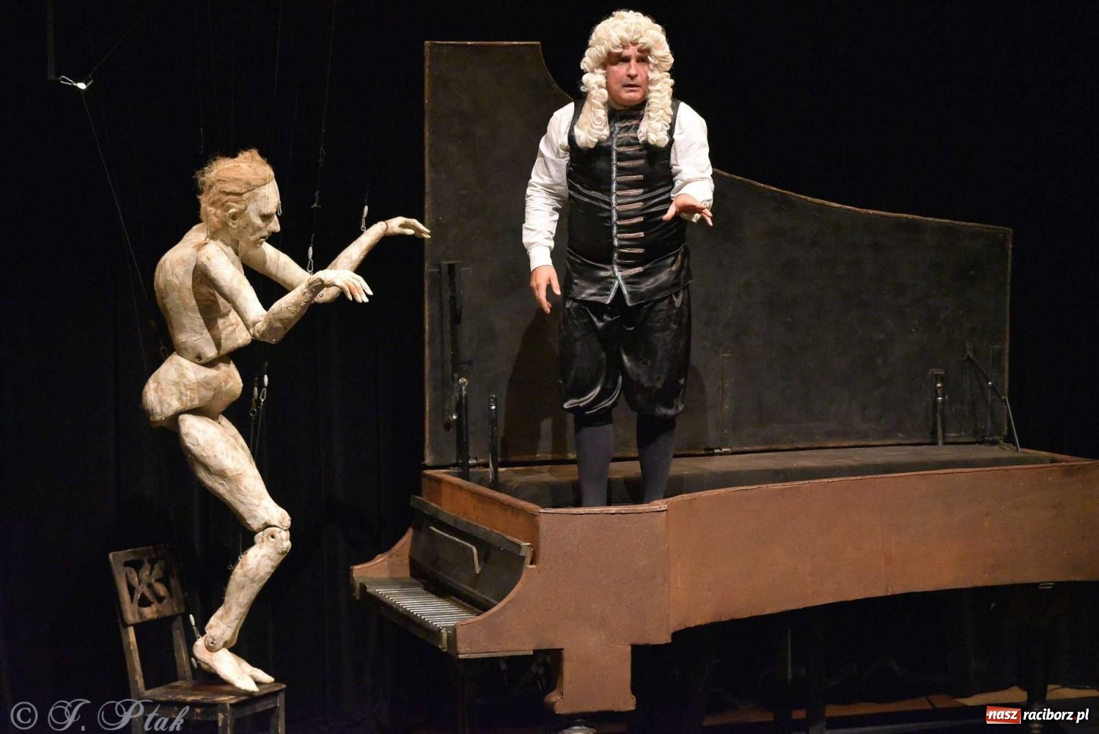 Zdjęcie w galerii na portalu naszraciborz.pl: GOULD, Bach i nadmarioneta na scenie RCK wiadomości z regionu