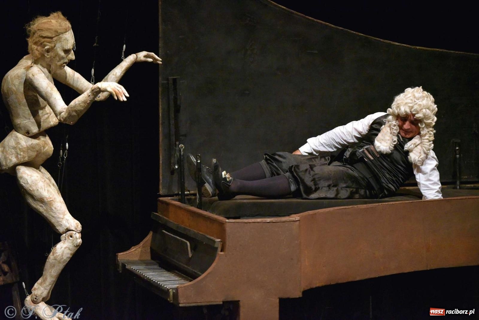 Zdjęcie w galerii na portalu naszraciborz.pl: GOULD, Bach i nadmarioneta na scenie RCK wiadomości z regionu