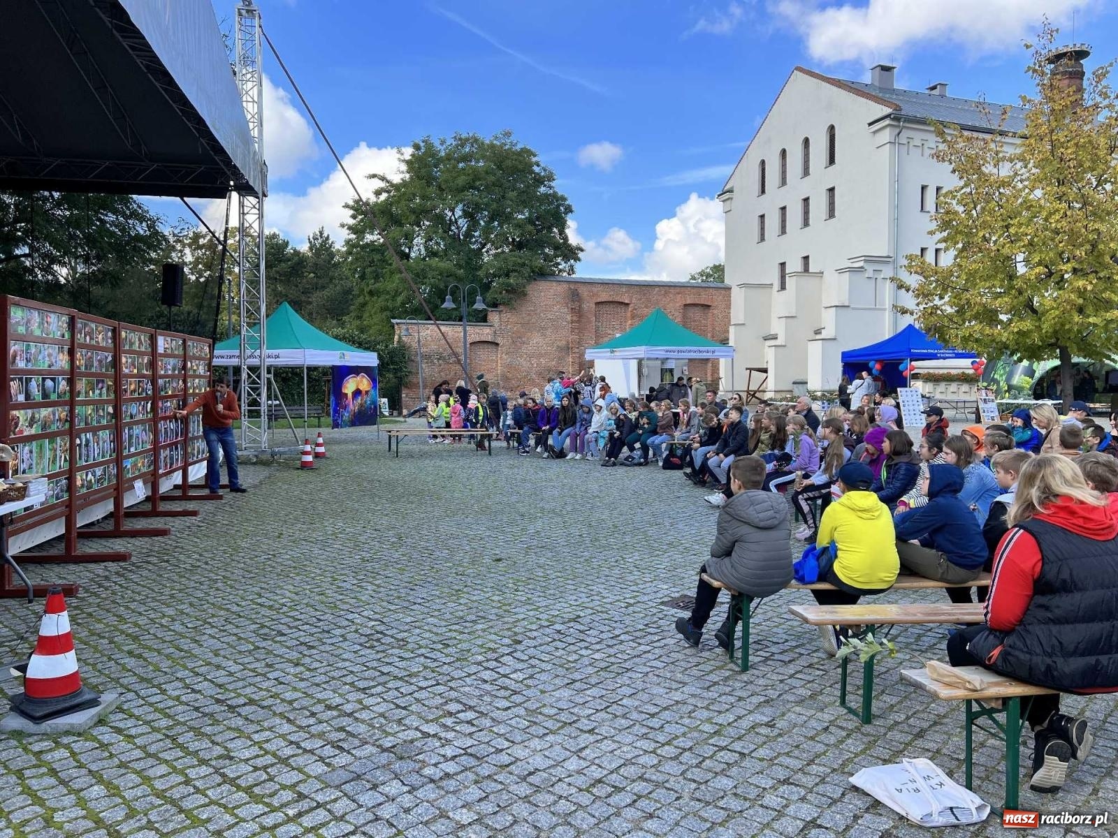 Zdjęcie w galerii na portalu naszraciborz.pl: Bezpieczne grzybobranie na zamku wiadomości z regionu