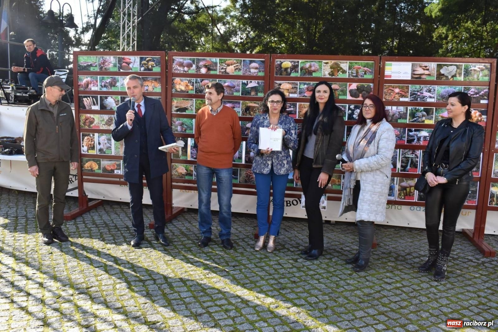 Zdjęcie w galerii na portalu naszraciborz.pl: Bezpieczne grzybobranie na zamku wiadomości z regionu