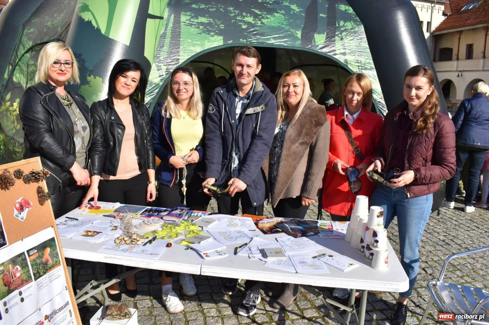 Zdjęcie w galerii na portalu naszraciborz.pl: Bezpieczne grzybobranie na zamku wiadomości z regionu