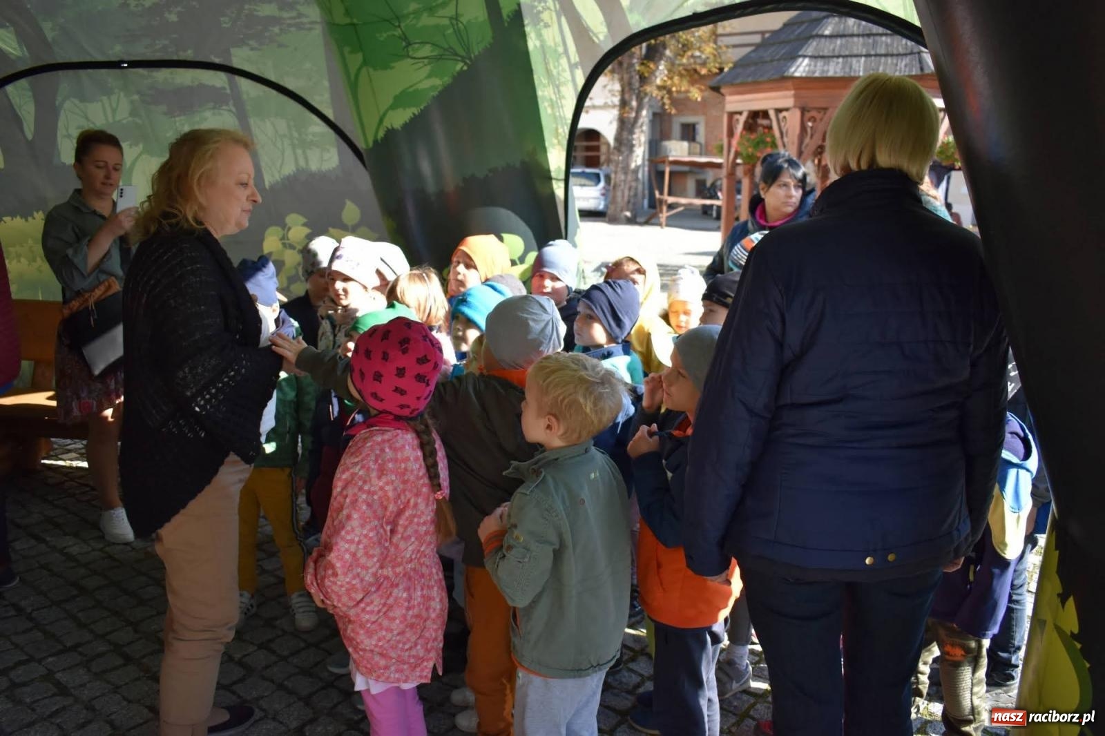 Zdjęcie w galerii na portalu naszraciborz.pl: Bezpieczne grzybobranie na zamku wiadomości z regionu