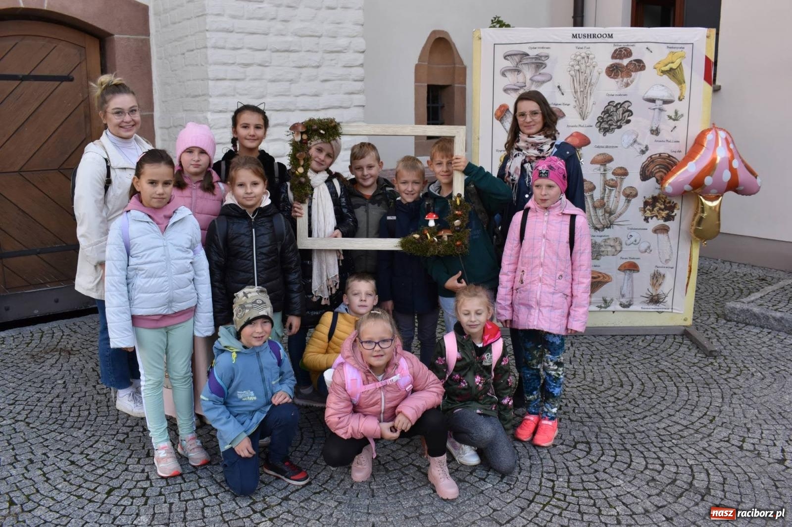 Zdjęcie w galerii na portalu naszraciborz.pl: Bezpieczne grzybobranie na zamku wiadomości z regionu