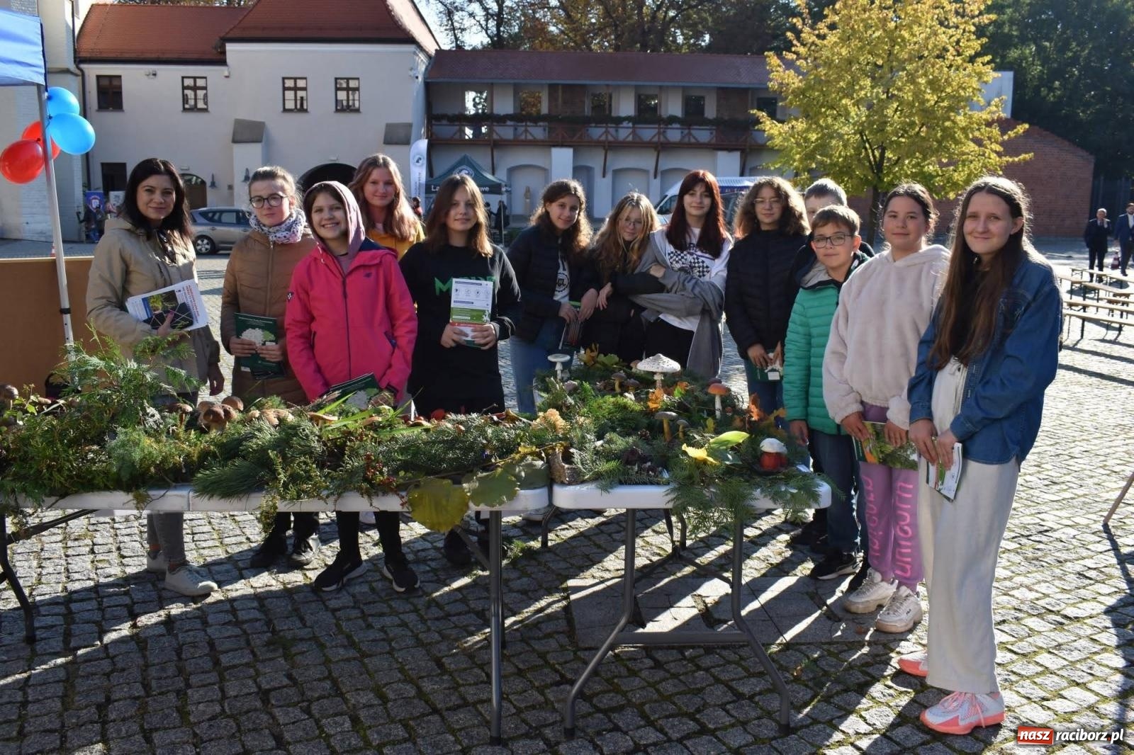 Zdjęcie w galerii na portalu naszraciborz.pl: Bezpieczne grzybobranie na zamku wiadomości z regionu