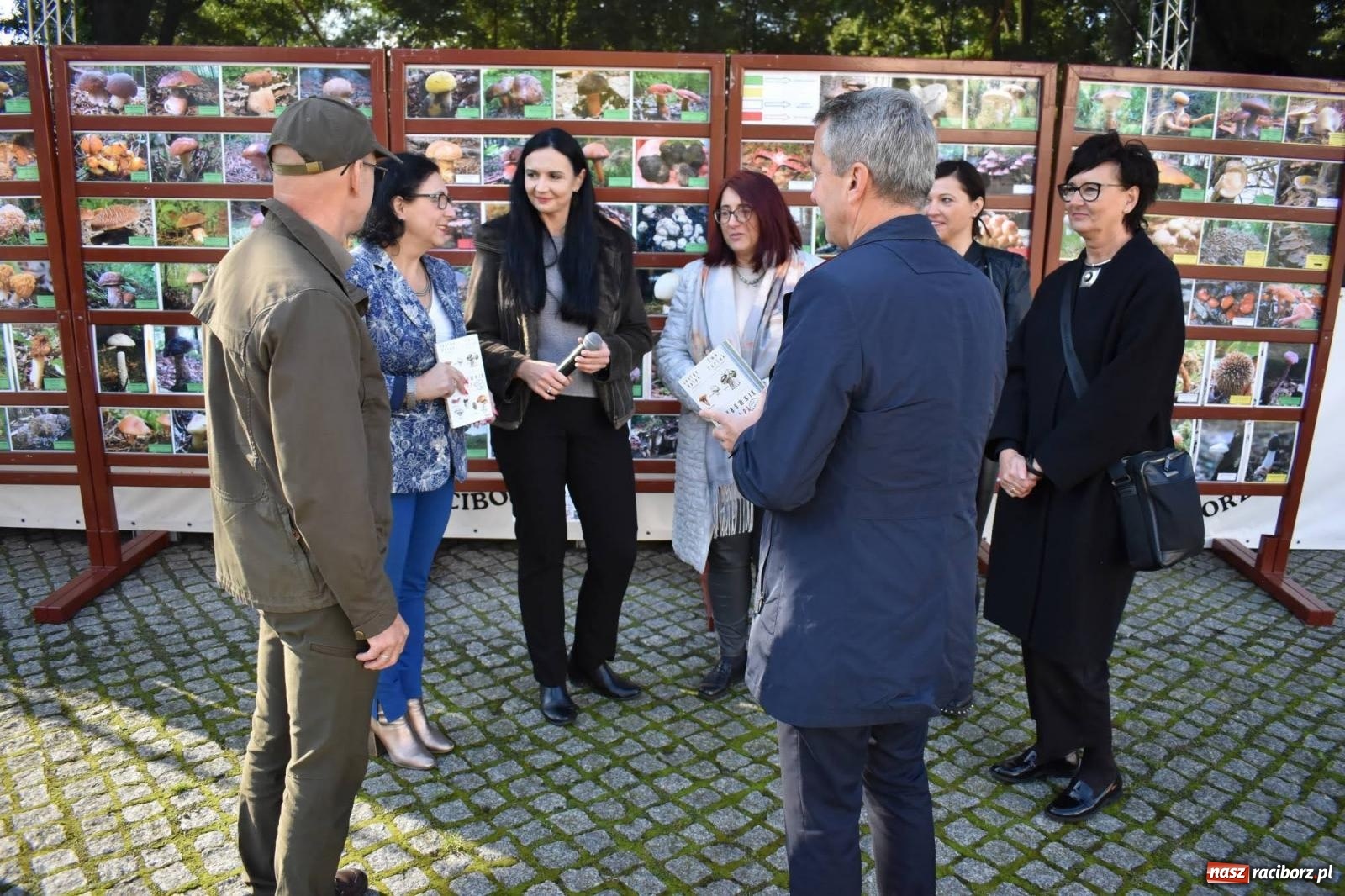 Zdjęcie w galerii na portalu naszraciborz.pl: Bezpieczne grzybobranie na zamku wiadomości z regionu