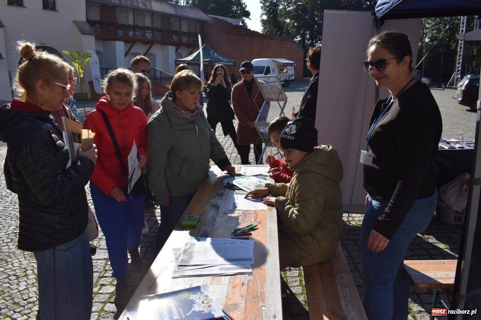 Zdjęcie w galerii na portalu naszraciborz.pl: Bezpieczne grzybobranie na zamku wiadomości z regionu