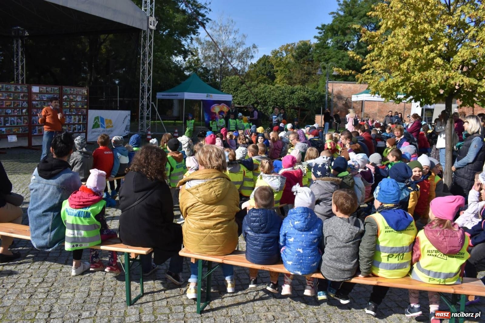 Zdjęcie w galerii na portalu naszraciborz.pl: Bezpieczne grzybobranie na zamku wiadomości z regionu