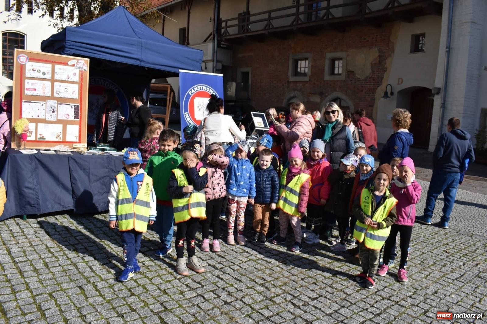 Zdjęcie w galerii na portalu naszraciborz.pl: Bezpieczne grzybobranie na zamku wiadomości z regionu