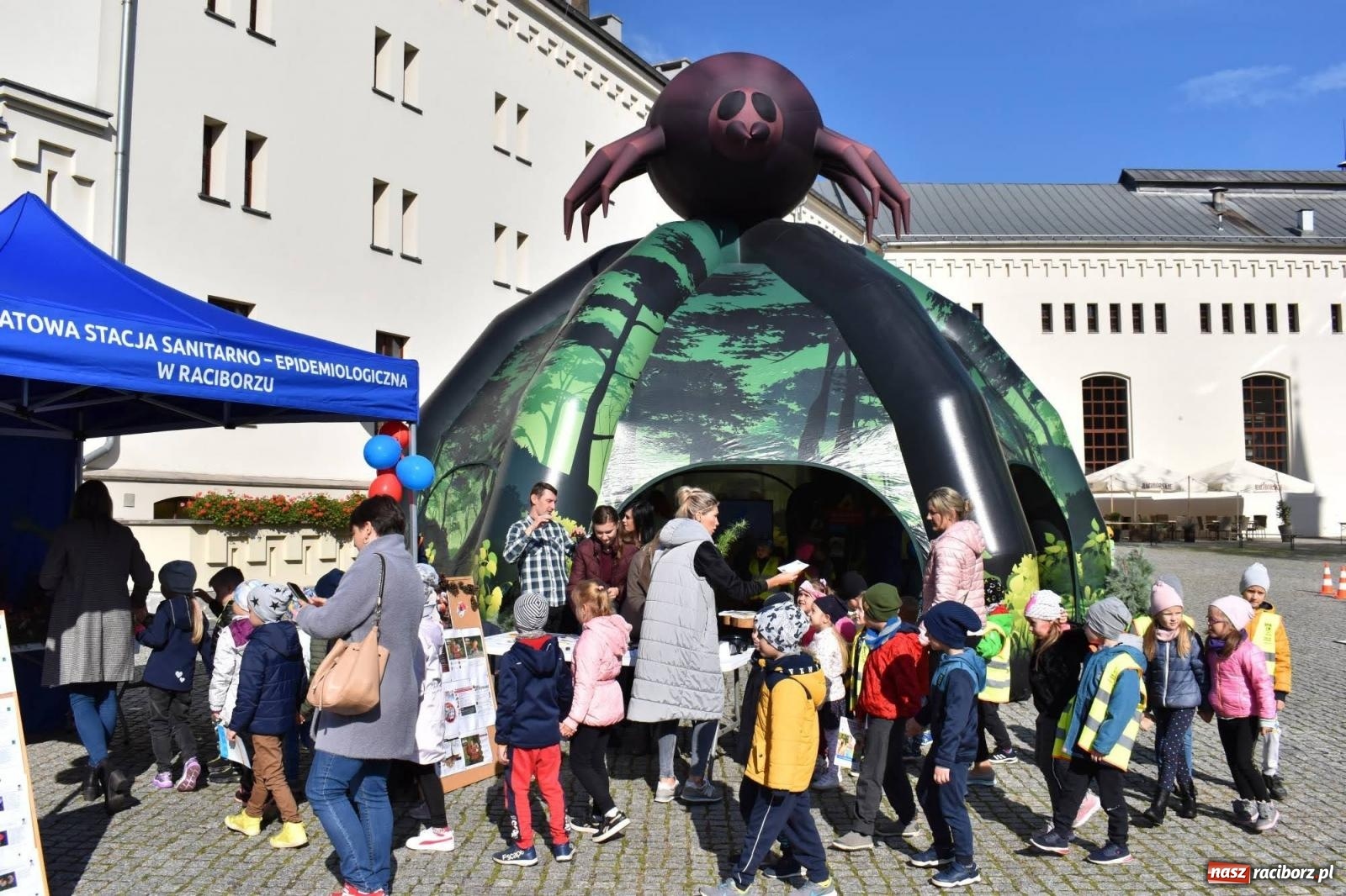 Zdjęcie w galerii na portalu naszraciborz.pl: Bezpieczne grzybobranie na zamku wiadomości z regionu