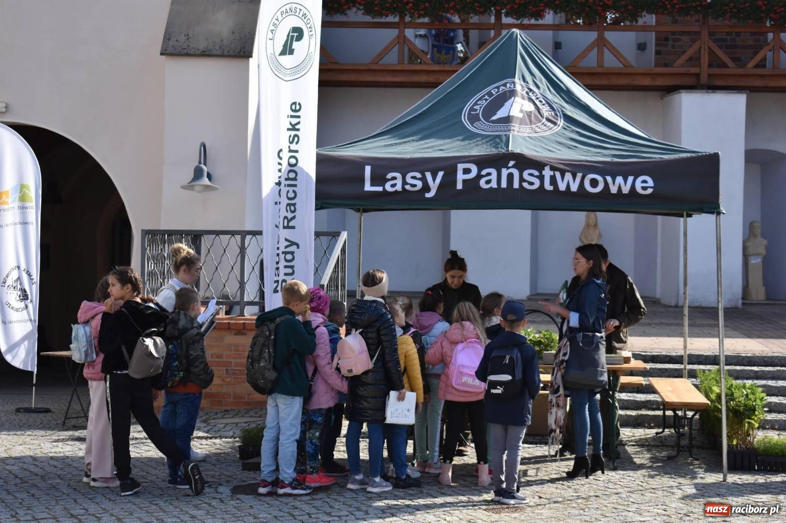Zdjęcie w galerii na portalu naszraciborz.pl: Bezpieczne grzybobranie na zamku wiadomości z regionu