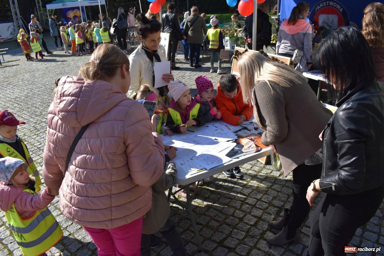 Zdjęcie w galerii na portalu naszraciborz.pl: Bezpieczne grzybobranie na zamku wiadomości z regionu