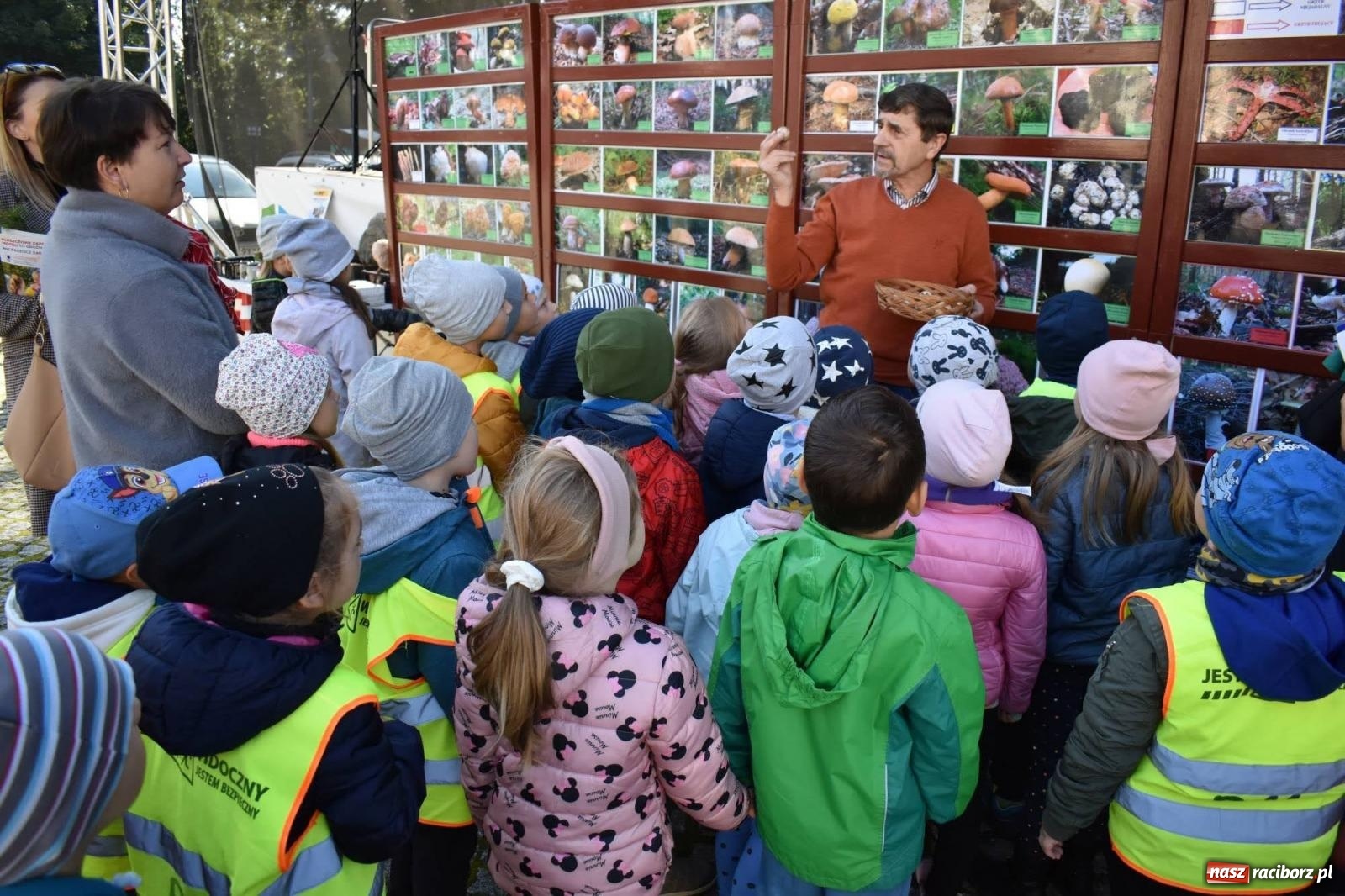 Zdjęcie w galerii na portalu naszraciborz.pl: Bezpieczne grzybobranie na zamku wiadomości z regionu