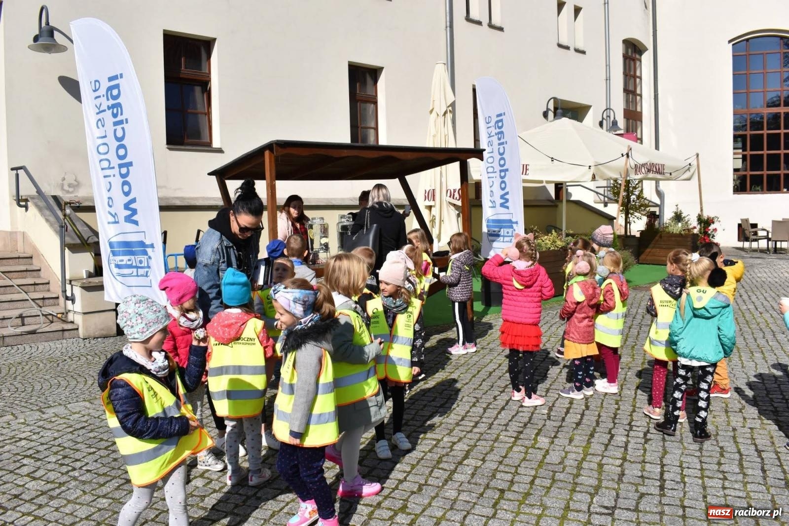 Zdjęcie w galerii na portalu naszraciborz.pl: Bezpieczne grzybobranie na zamku wiadomości z regionu