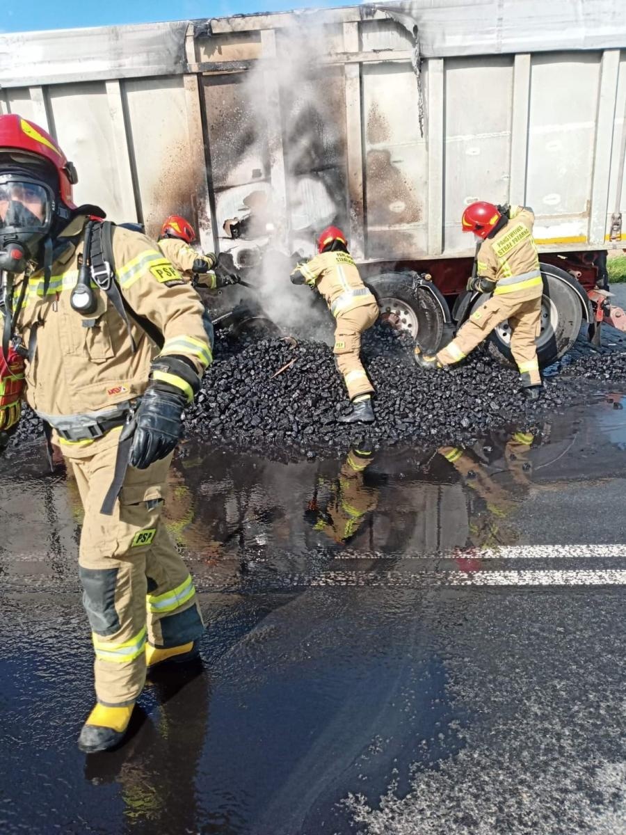 Zdjęcie w galerii na portalu naszraciborz.pl: Pożar naczepy na trasie Racibórz-Żerdziny [FOTO] wiadomości z regionu