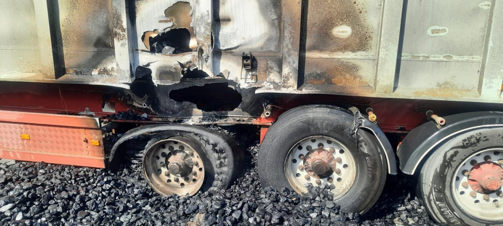 Zdjęcie w galerii na portalu naszraciborz.pl: Pożar naczepy na trasie Racibórz-Żerdziny [FOTO] wiadomości z regionu