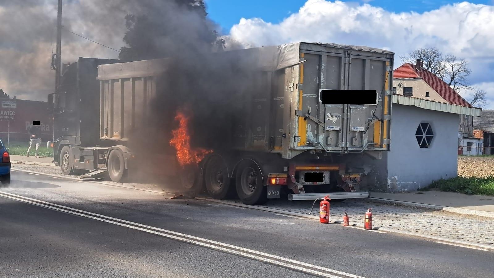 Zdjęcie w galerii na portalu naszraciborz.pl: Pożar naczepy na trasie Racibórz-Żerdziny [FOTO] wiadomości z regionu
