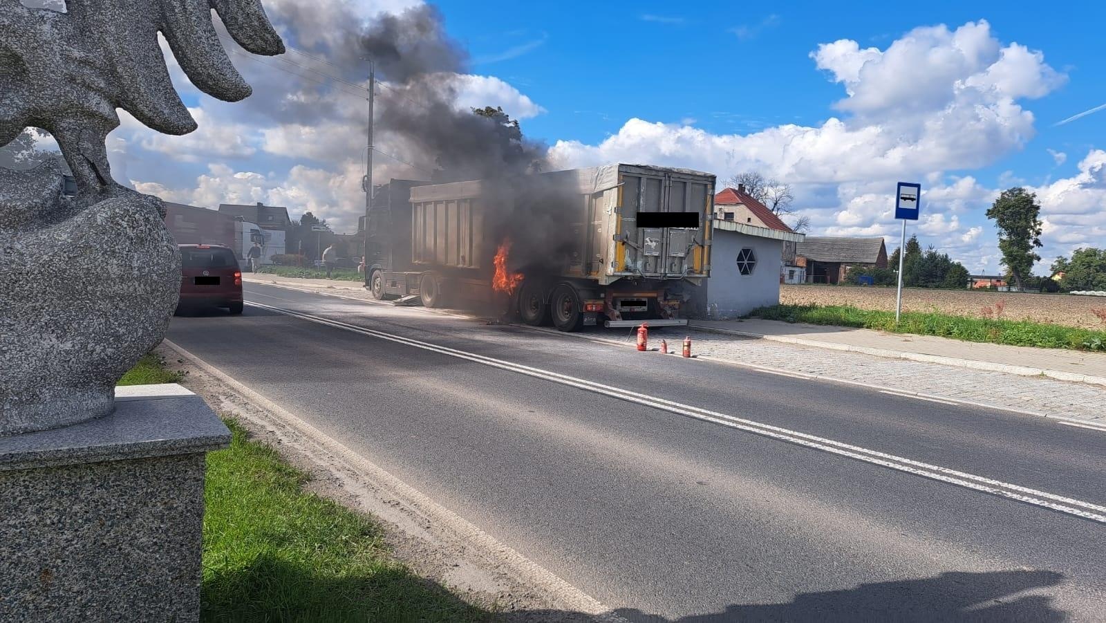 Zdjęcie w galerii na portalu naszraciborz.pl: Pożar naczepy na trasie Racibórz-Żerdziny [FOTO] wiadomości z regionu