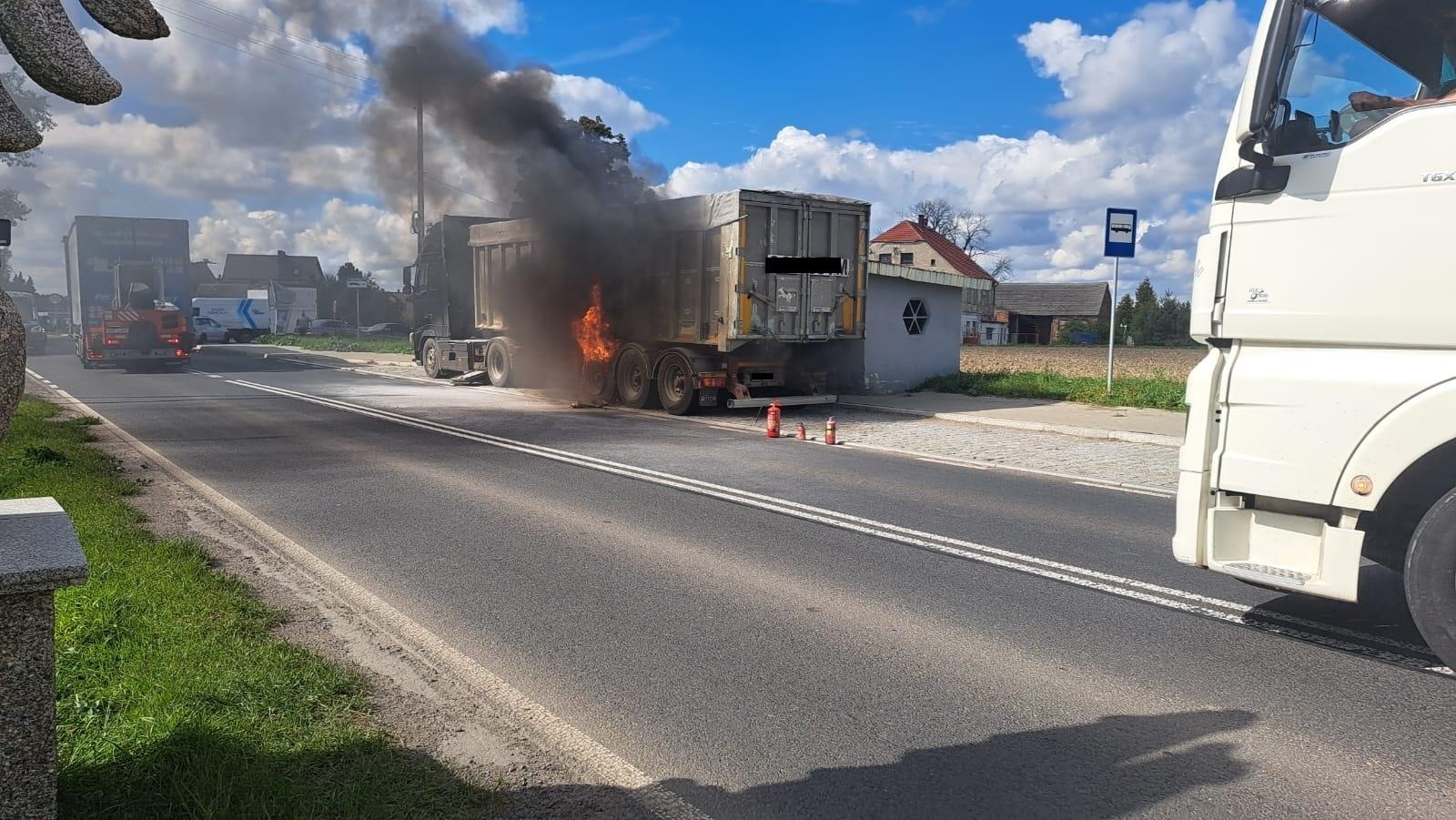 Zdjęcie w galerii na portalu naszraciborz.pl: Pożar naczepy na trasie Racibórz-Żerdziny [FOTO] wiadomości z regionu